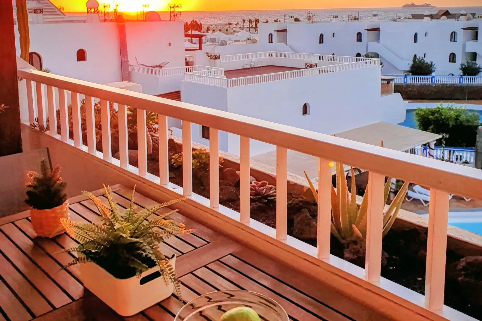Dersu-Terrace balcony