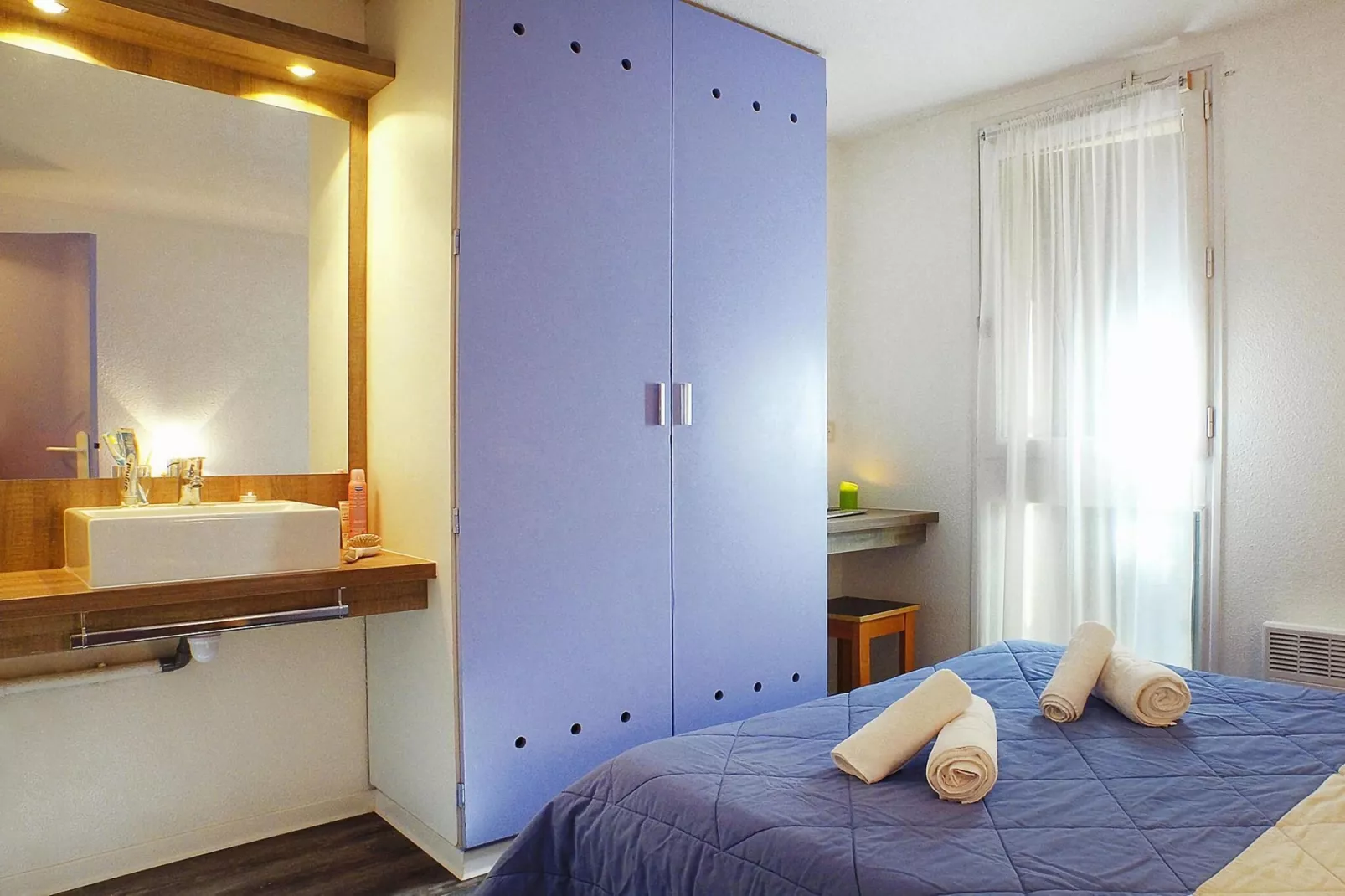 Holiday resort Soulac-sur-Mer Bordeaux Médoc - Soulac-sur-Mer // Gîte 3 pcs 5 pers et 1 bébé VUE MER-Bedroom