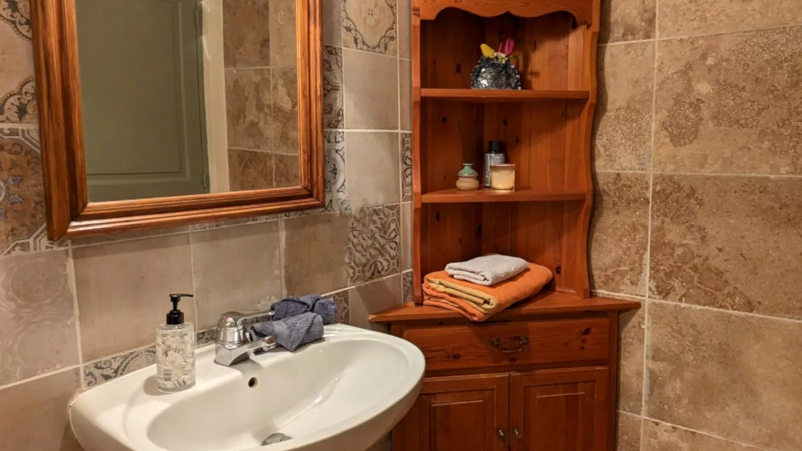 Gite Cottage-Bathroom