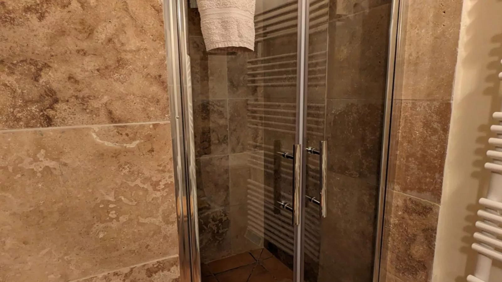 Gite Cottage-Bathroom