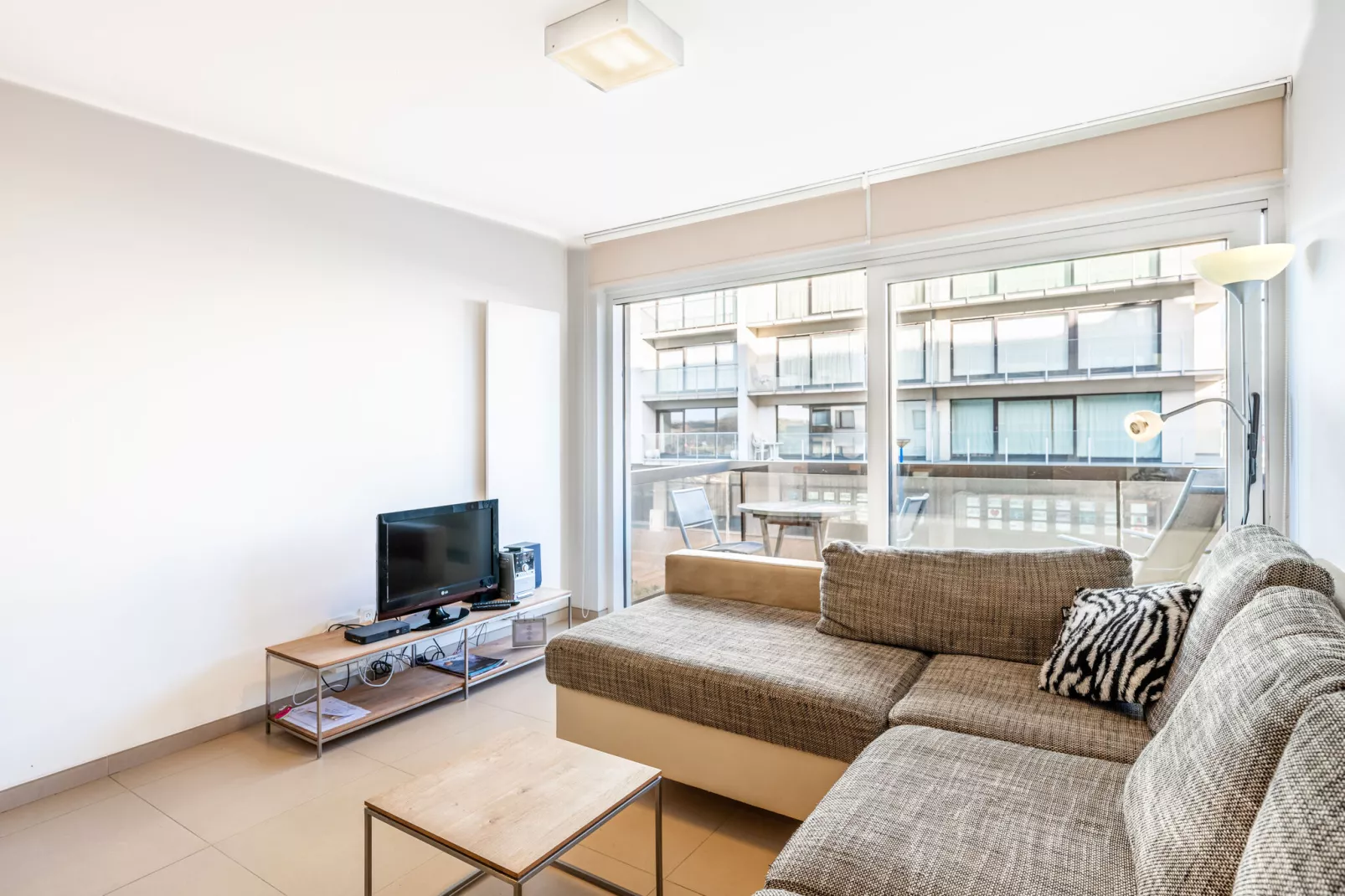 PLAZA H/0713-Living room
