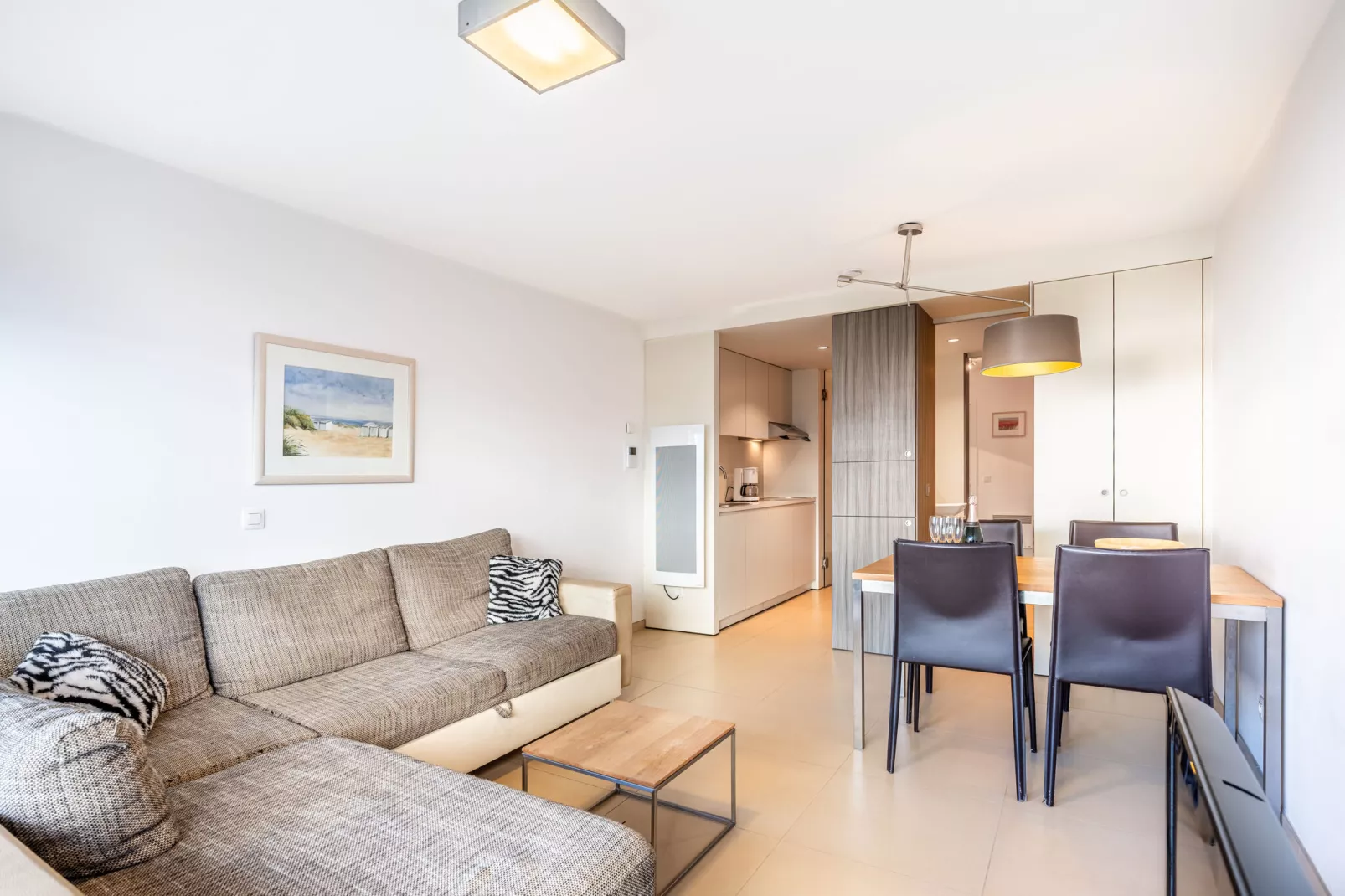 PLAZA H/0713-Living room