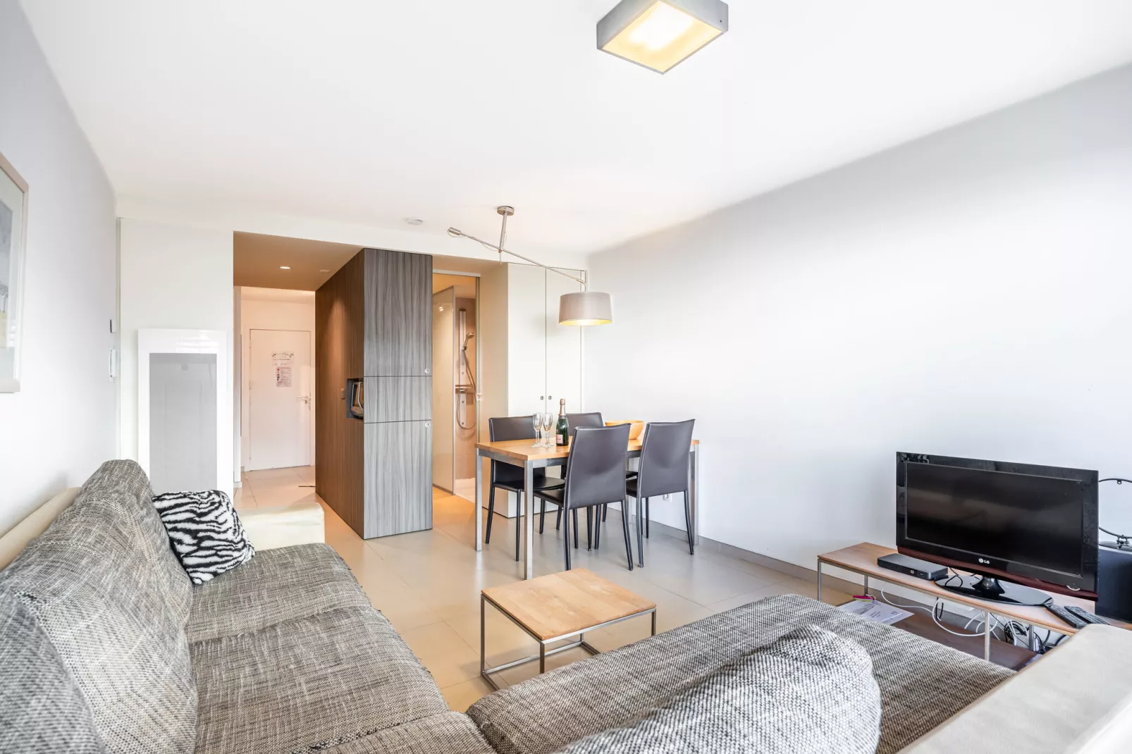 PLAZA H/0713-Living room