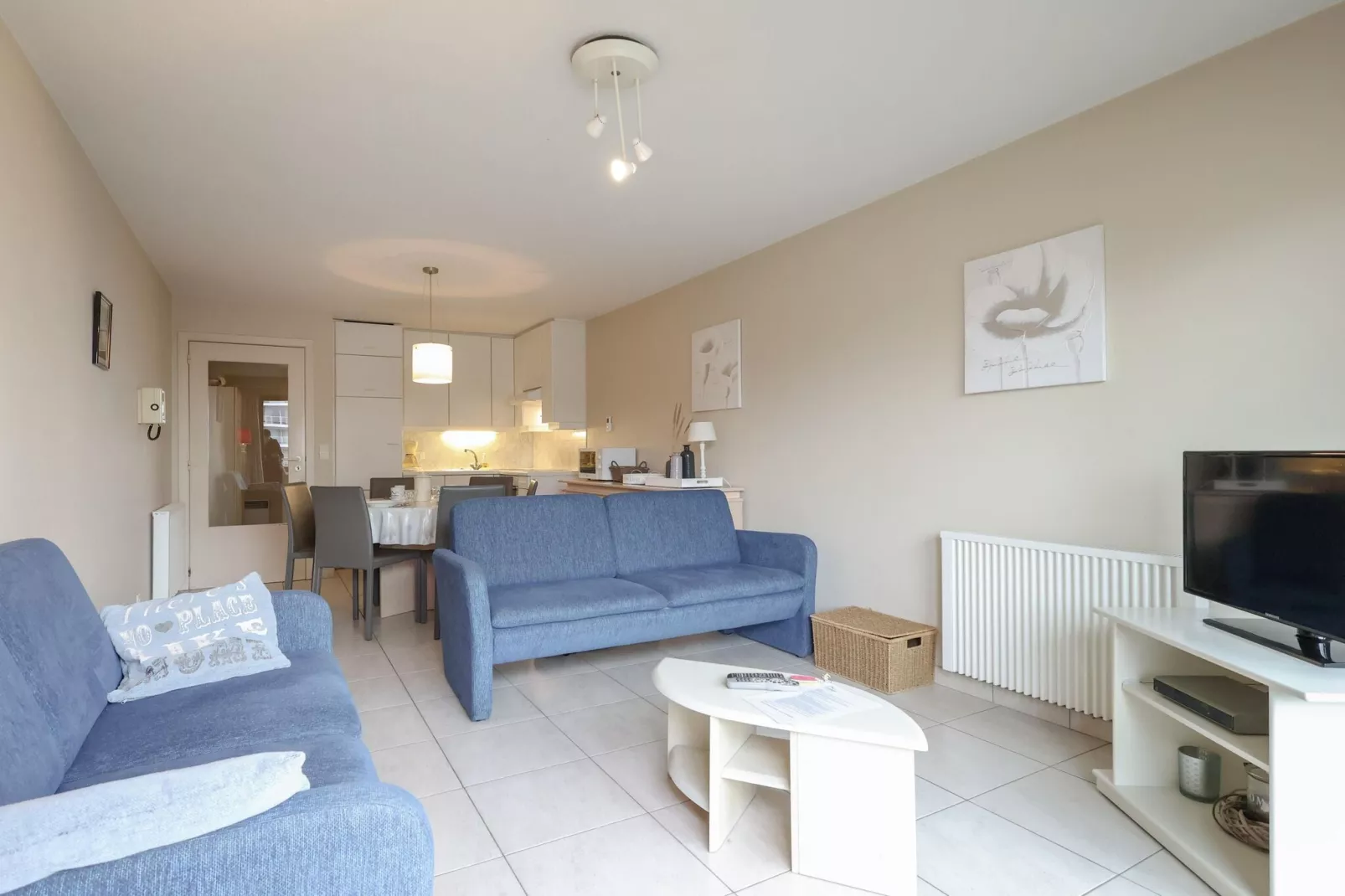 PLAZA J/2914-Living room