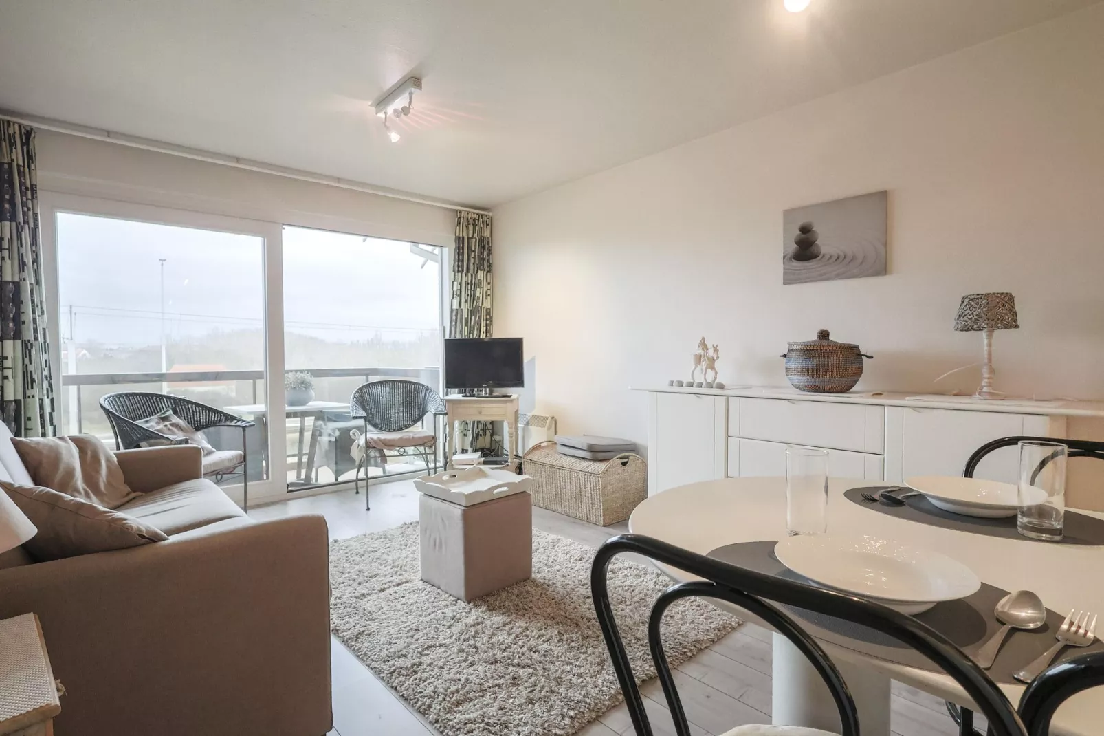 PLAZA Y/Y12-Living room