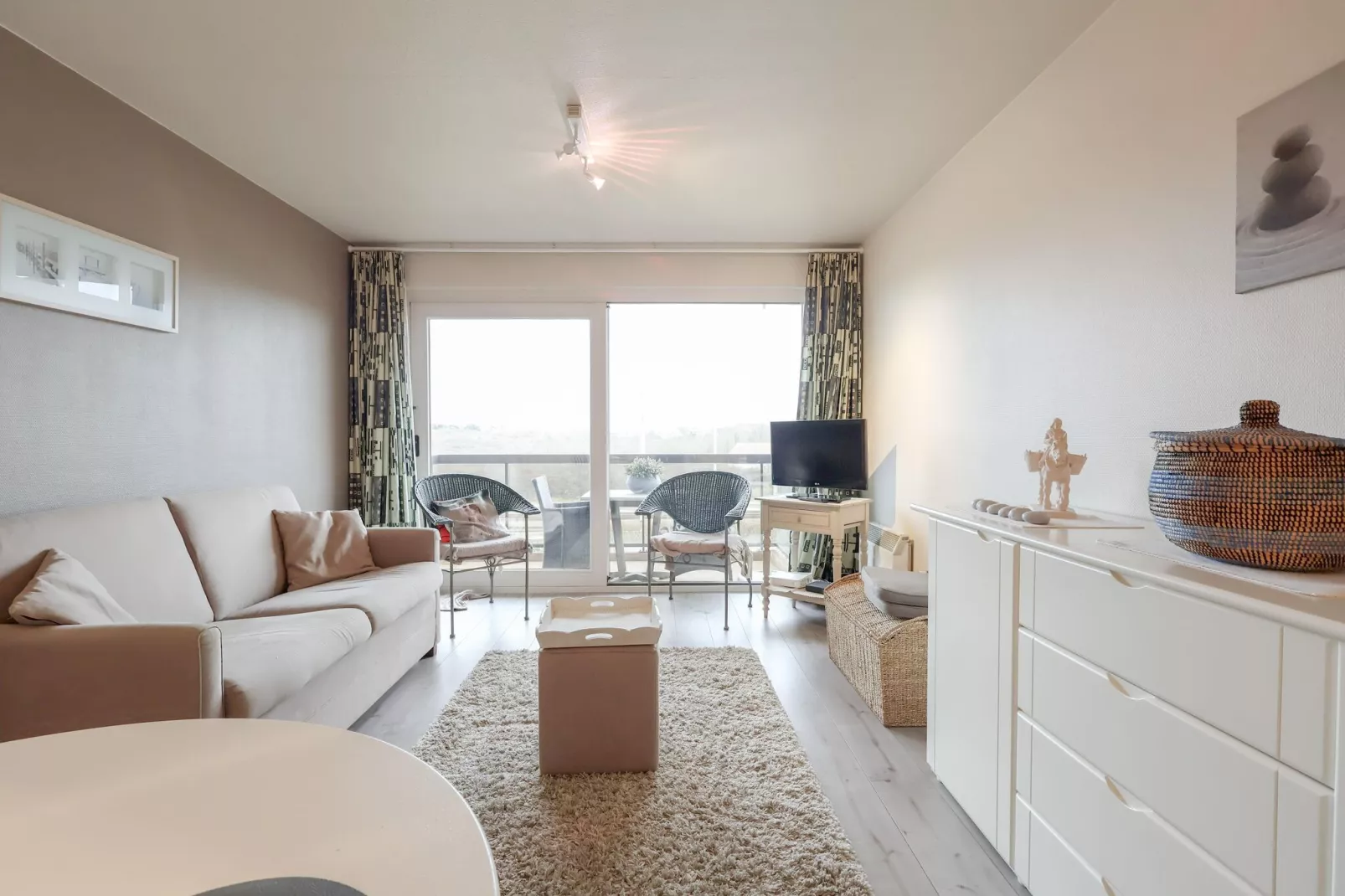 PLAZA Y/Y12-Living room
