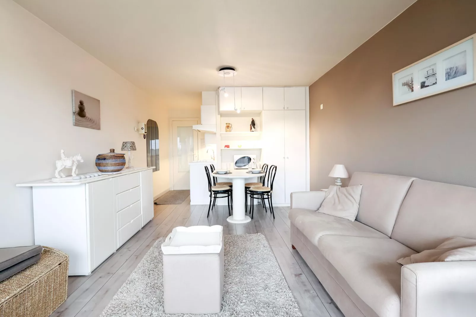 PLAZA Y/Y12-Living room
