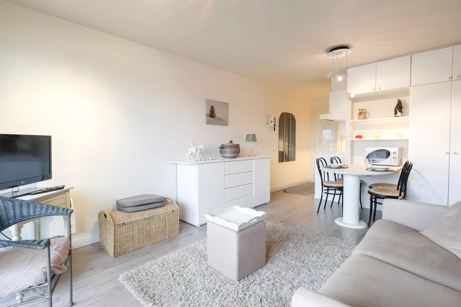 PLAZA Y/Y12-Living room