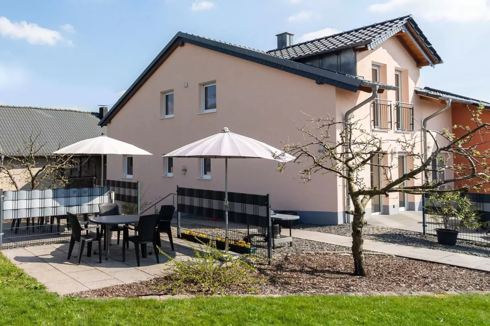 Julia OG-Exterior summer
