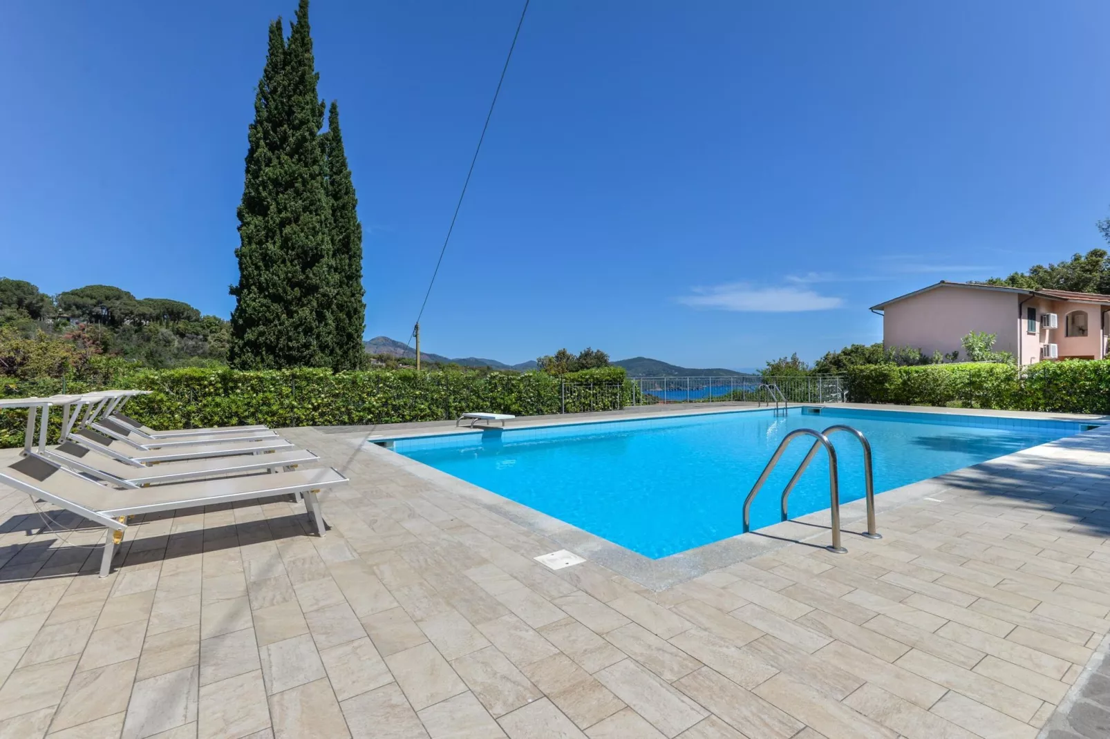 RES "I CASTAGNI" APPARTAMENTO  TRILOCALE LA CHICCA con Vista Mare-Piscine