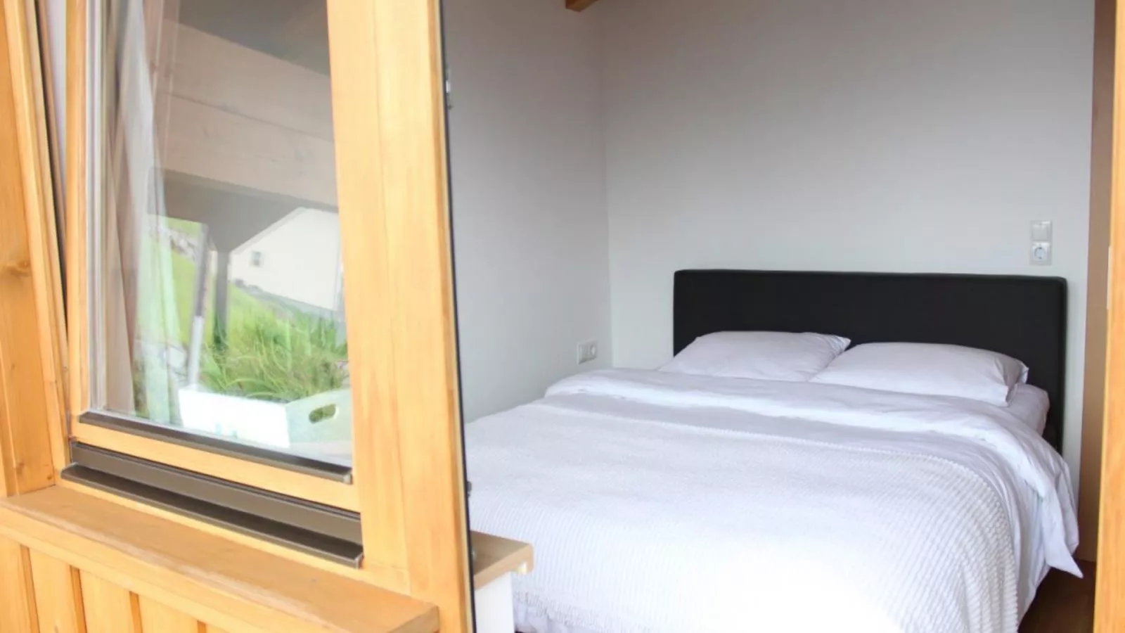 Van Dik Hout-Bedroom