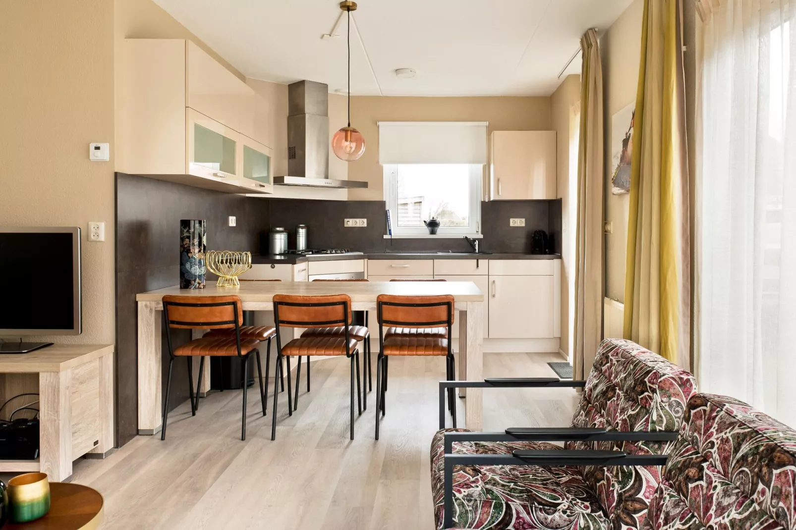 Fisker Wellness de Luxe VIP met sloep en buitenspa / 6 pers-Dining room