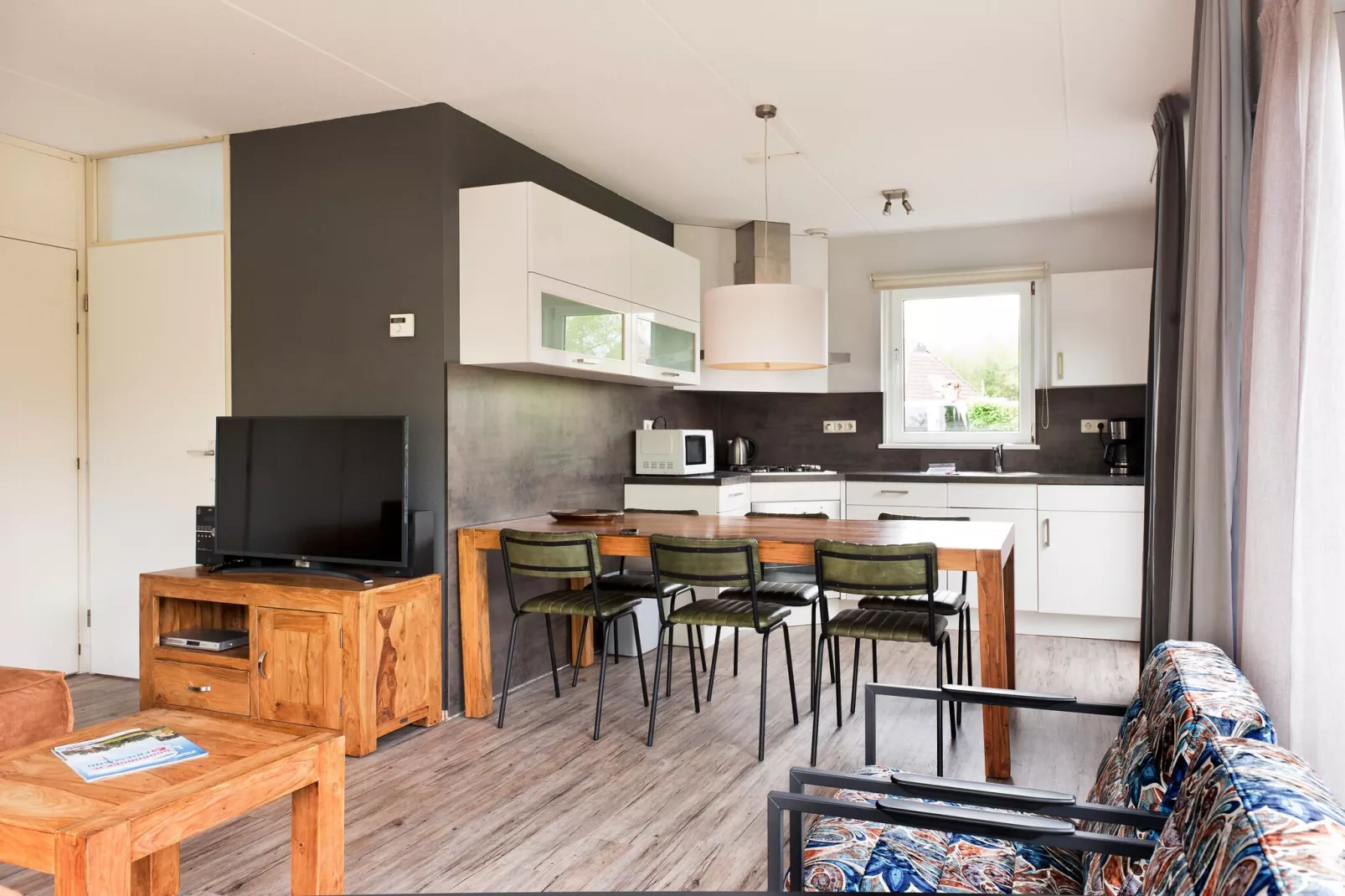 Fisker Wellness de Luxe VIP met sloep en buitenspa / 6 pers-Dining room