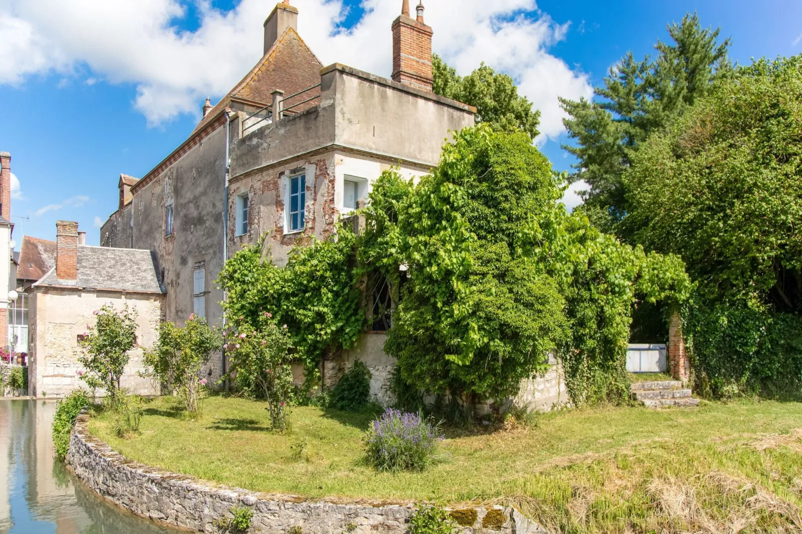 Cosy holiday home with garden-Exterior summer