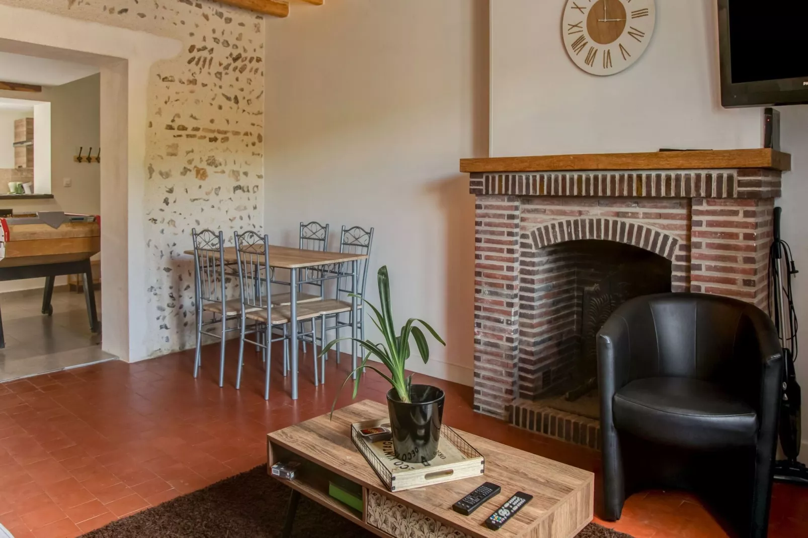 Cosy holiday home with garden-Living room