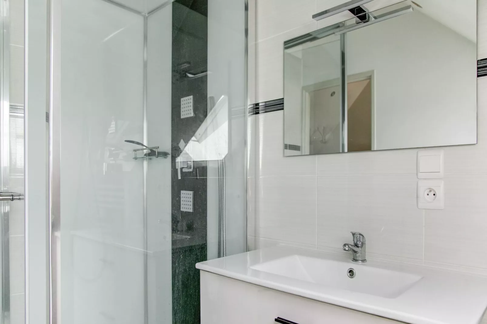 Cosy holiday home with garden-Bathroom