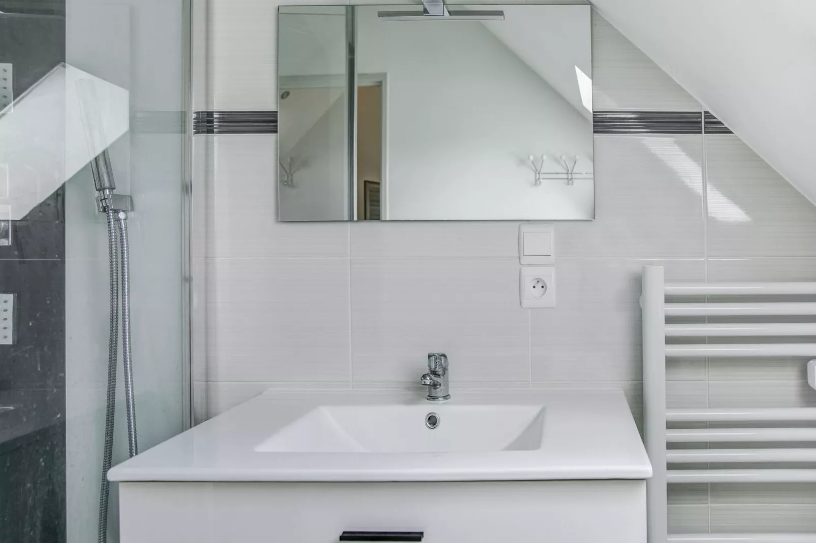 Cosy holiday home with garden-Bathroom