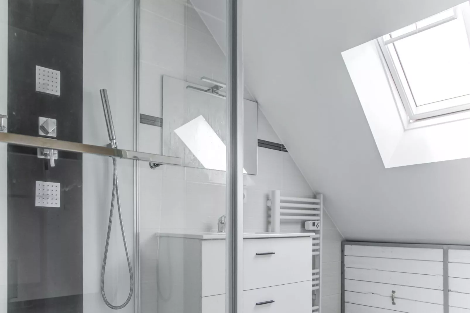 Cosy holiday home with garden-Bathroom