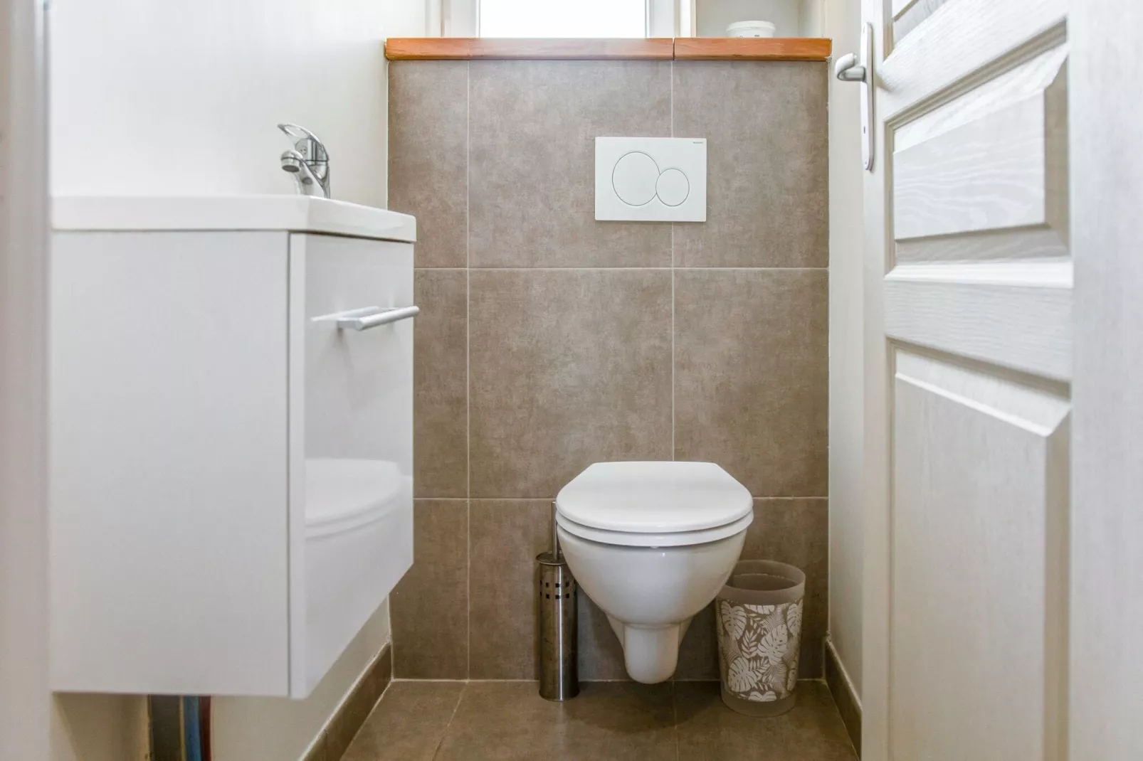 Cosy holiday home with garden-Bathroom