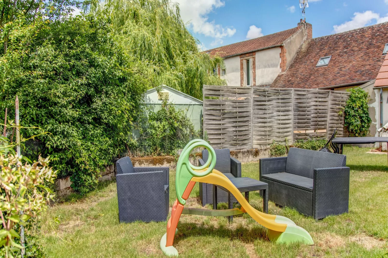 Cosy holiday home with garden-Gardens summer