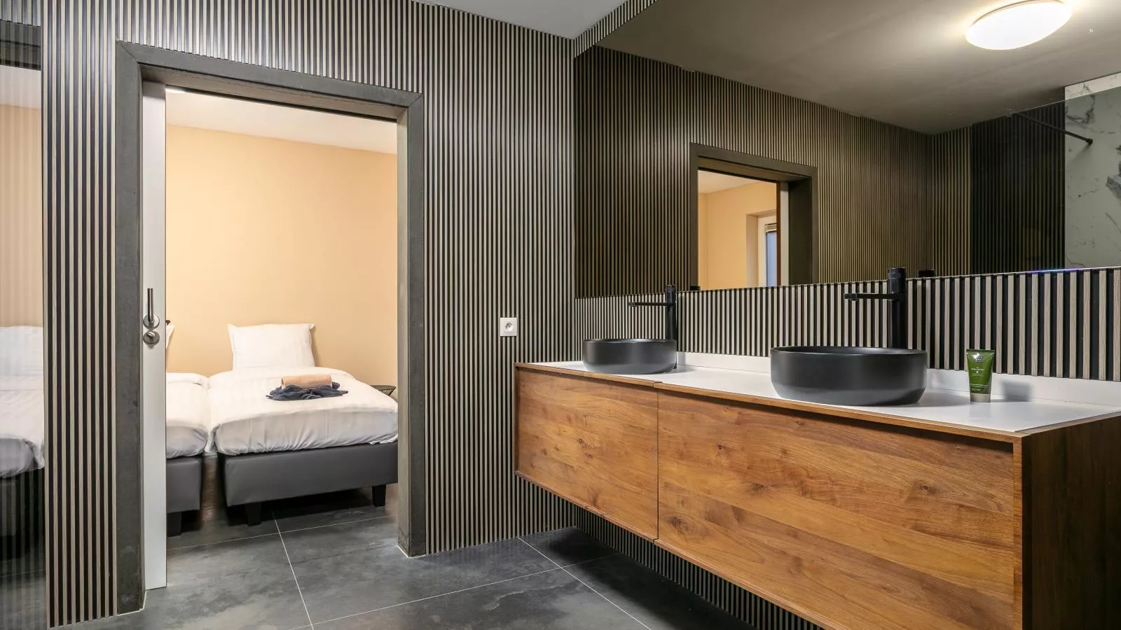 Ons Huis-Bathroom