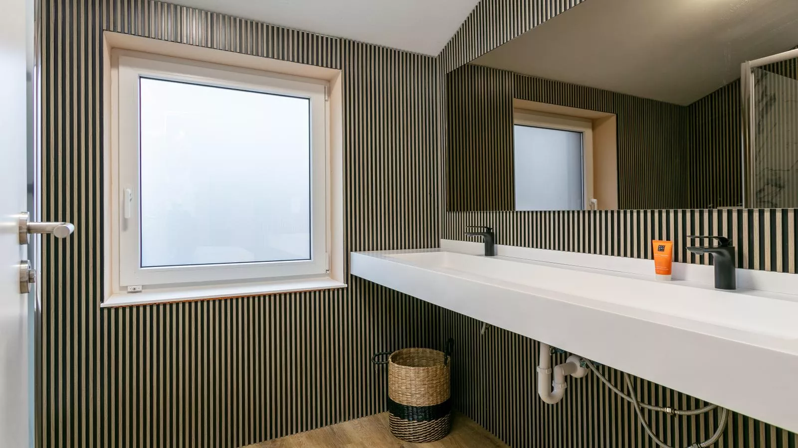 Ons Huis-Bathroom