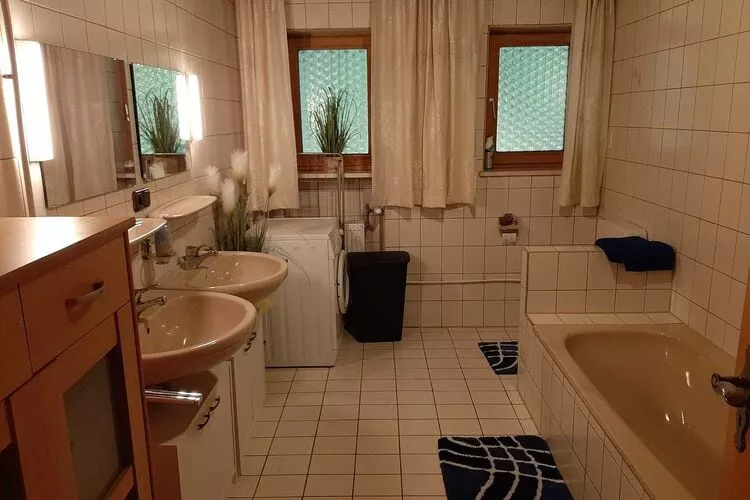 Ferienhaus Piller 6 Personen-Badezimmer
