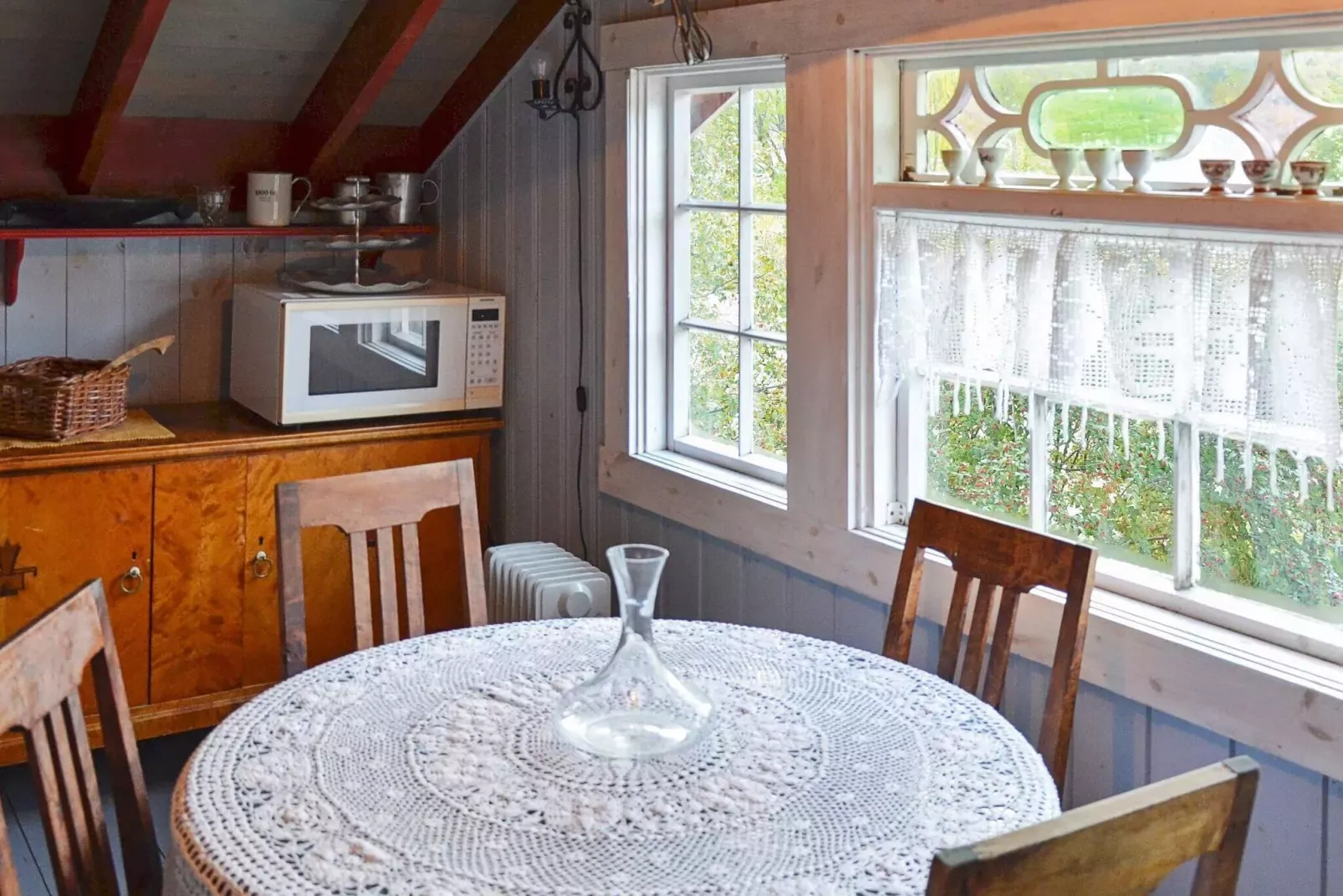Vintage Charm by the Sea-By Traum-Indoor