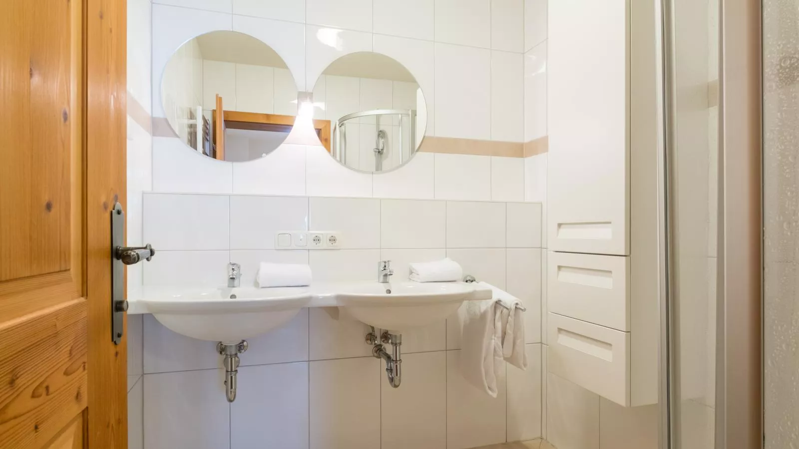 Panoramablick Ski in - Ski out-Bathroom