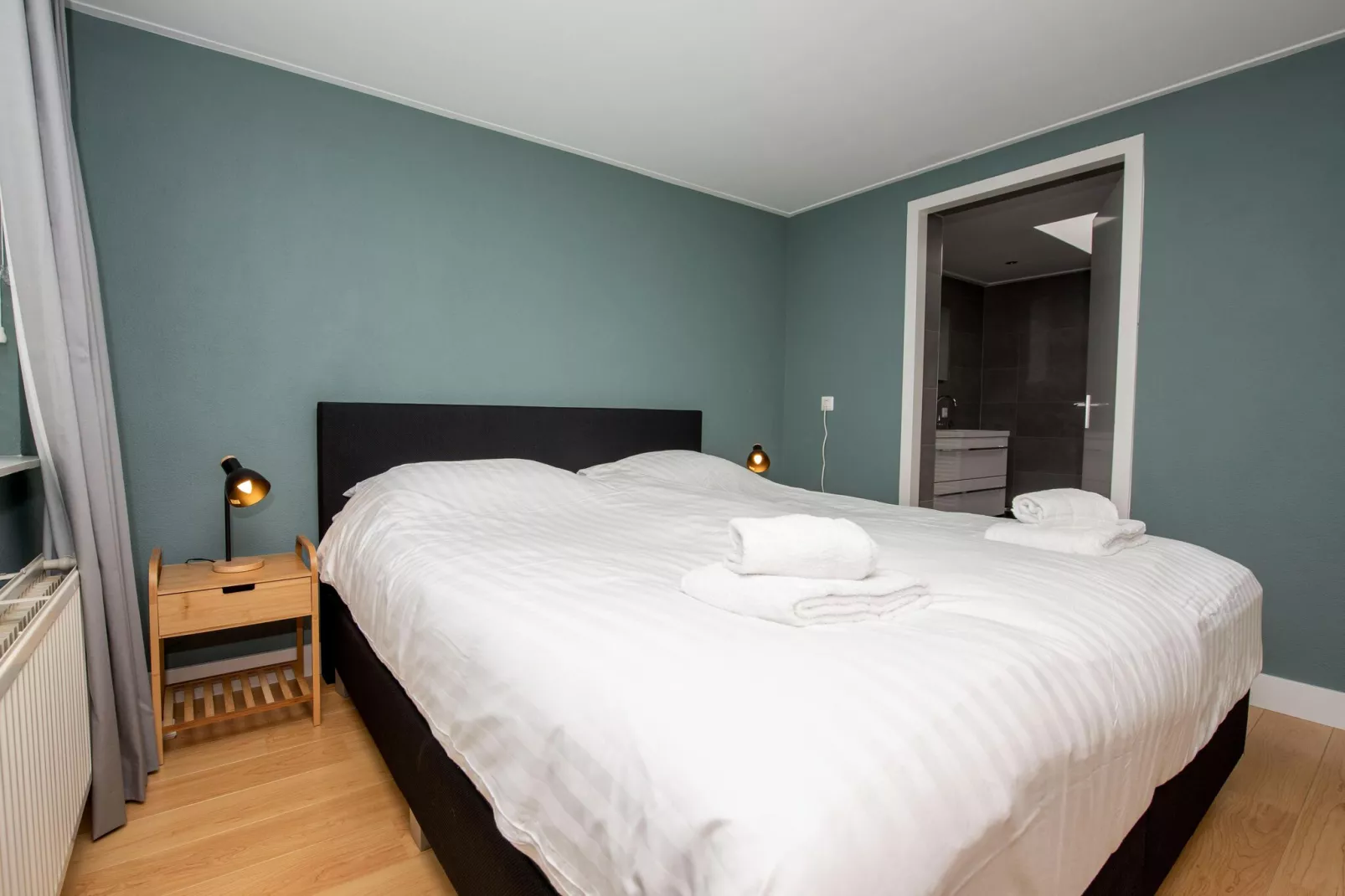 Villa aan het water in Terherne-Chambre