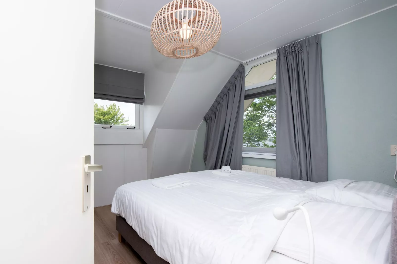 Villa aan het water in Terherne-Chambre