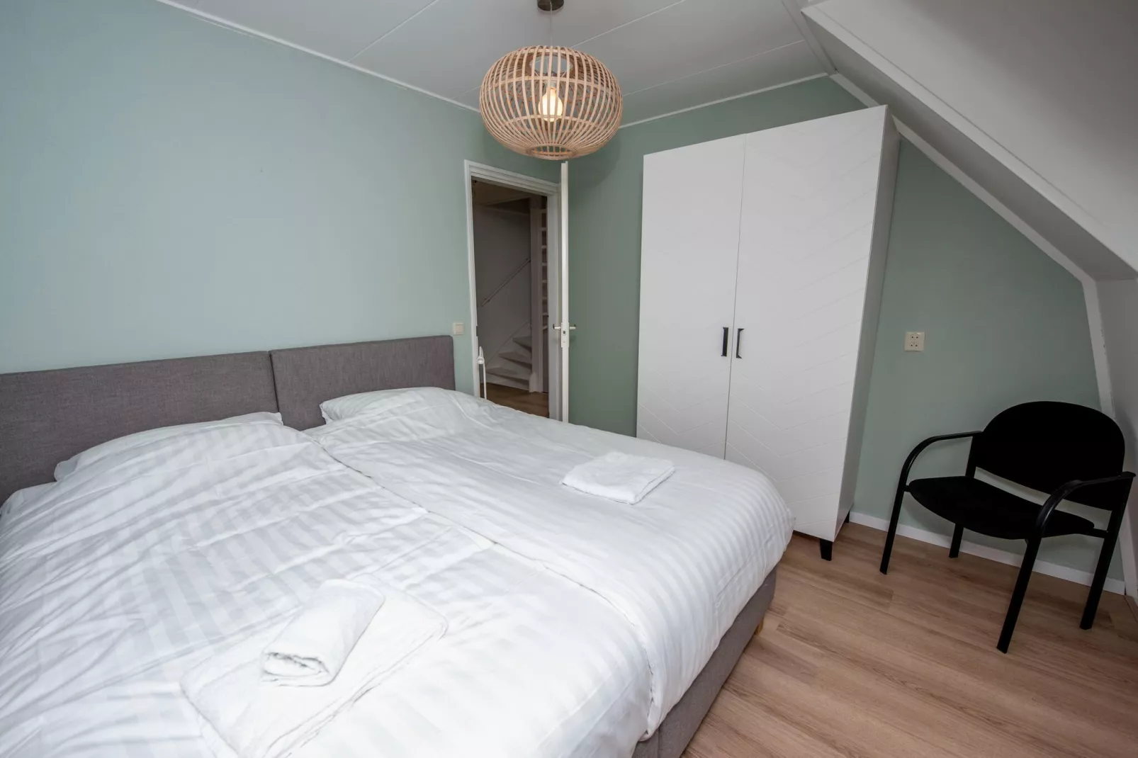 Villa aan het water in Terherne-Chambre