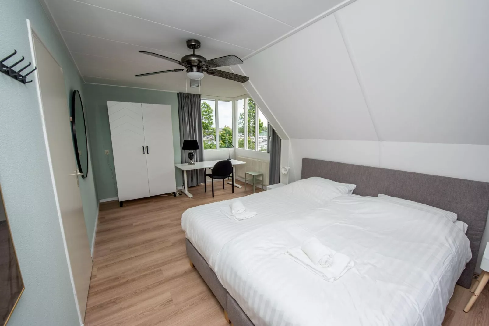 Villa aan het water in Terherne-Chambre