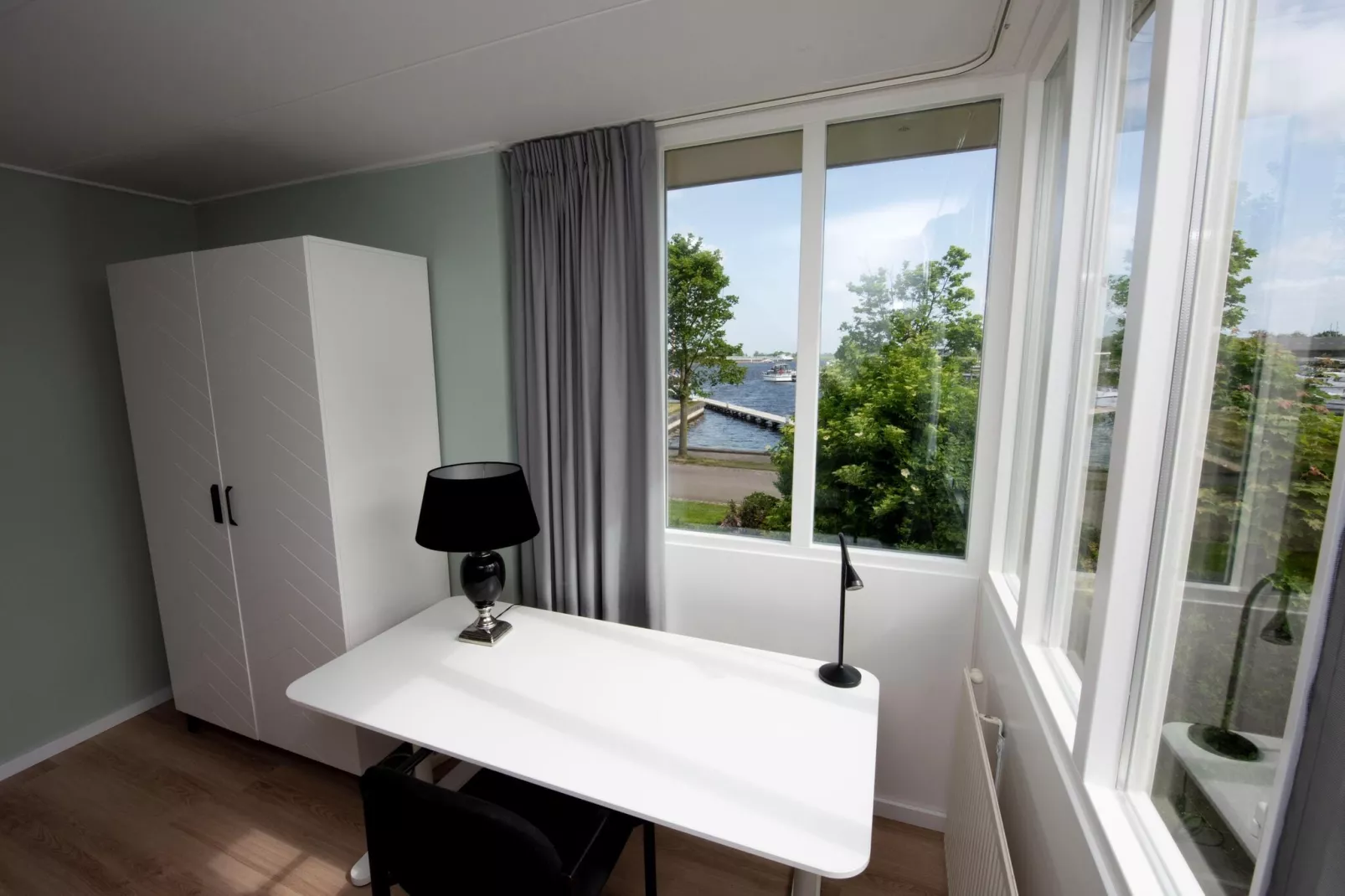 Villa aan het water in Terherne-Chambre