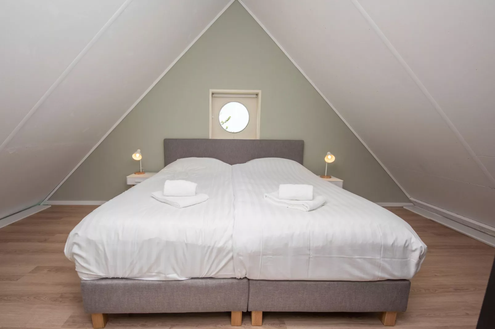 Villa aan het water in Terherne-Chambre