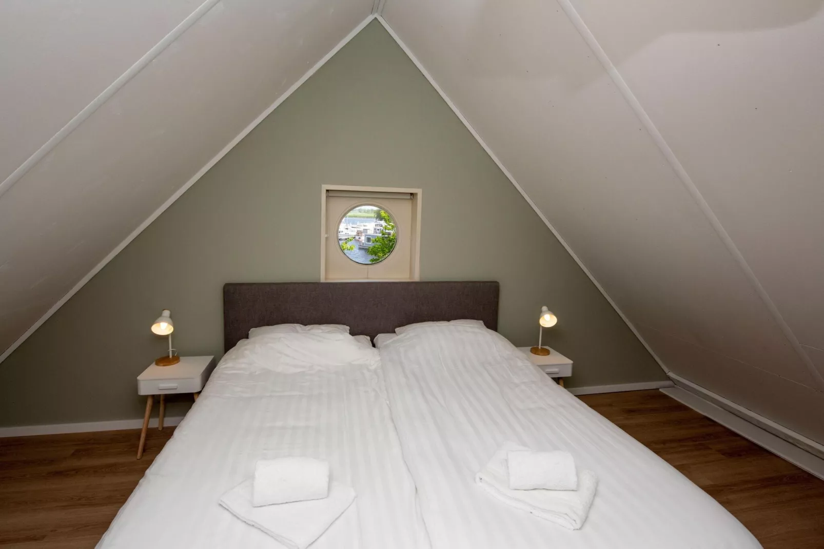 Villa aan het water in Terherne-Chambre
