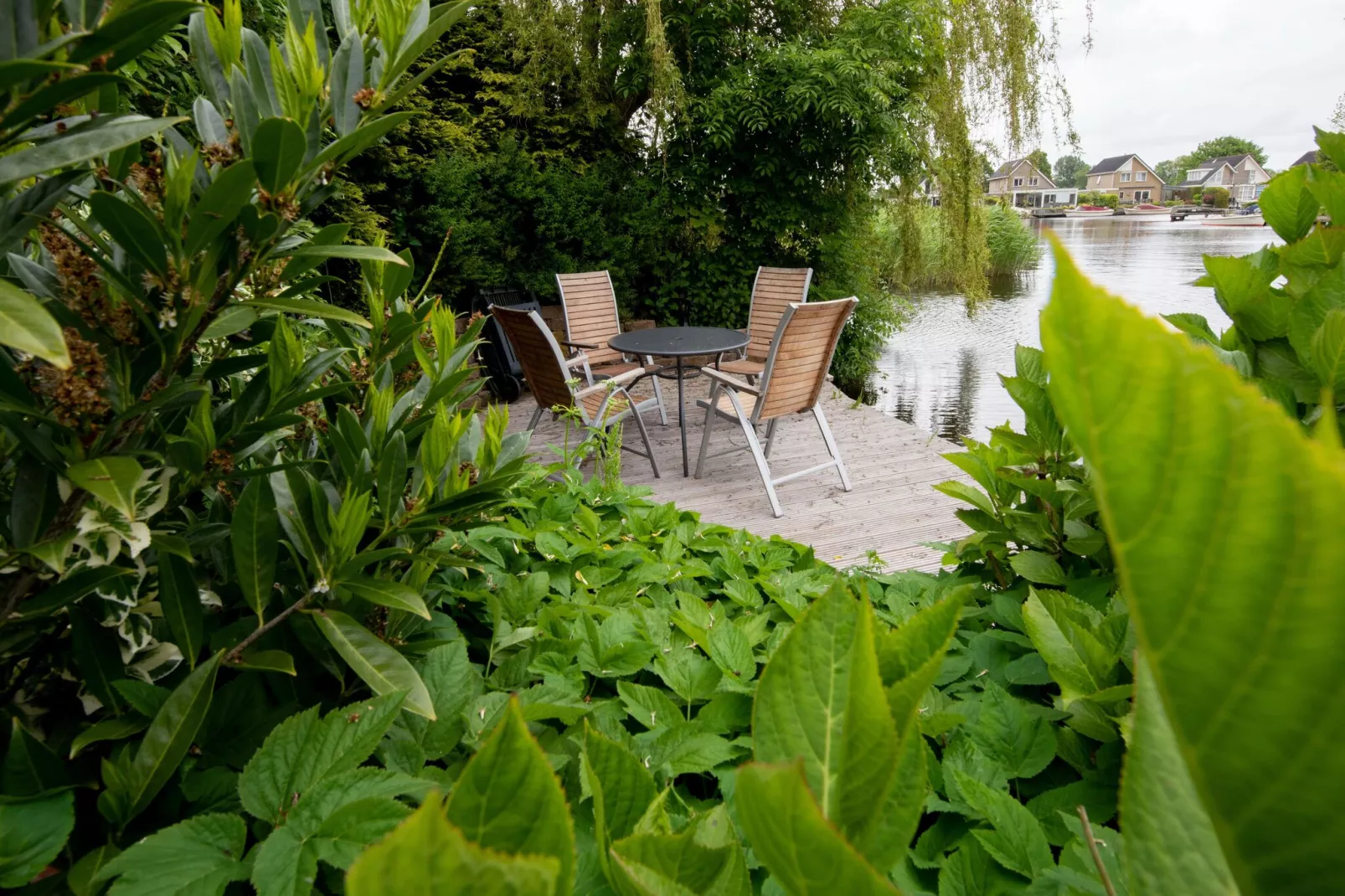 Villa aan het water in Terherne-Balcon-terrasse