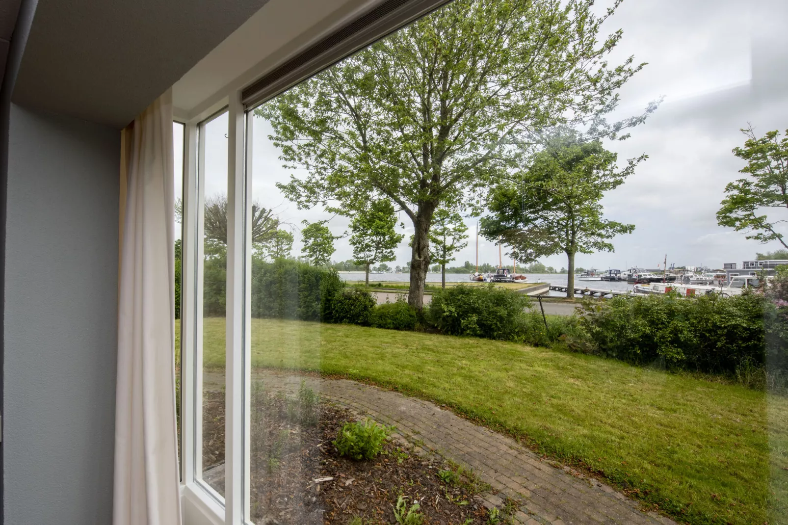 Villa aan het water in Terherne-Vue d'été