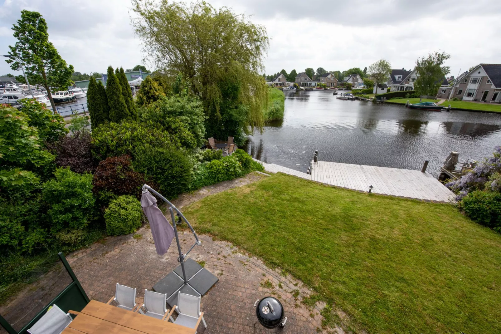 Villa aan het water in Terherne-Jardin d'été