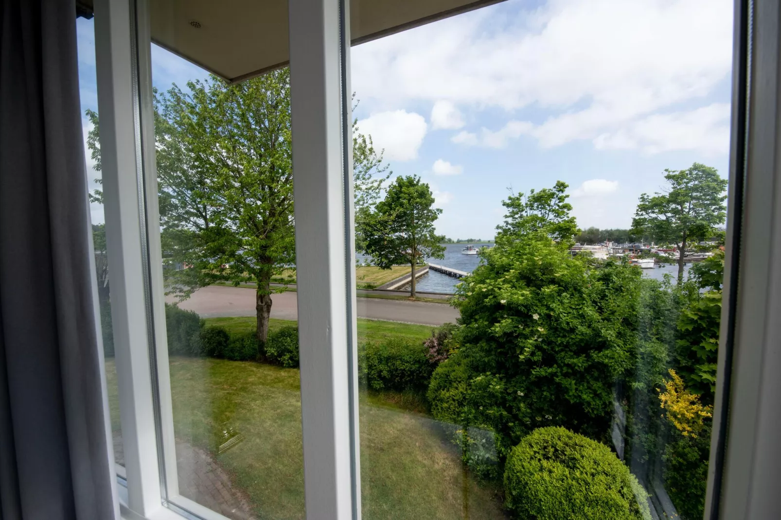 Villa aan het water in Terherne-Vue d'été