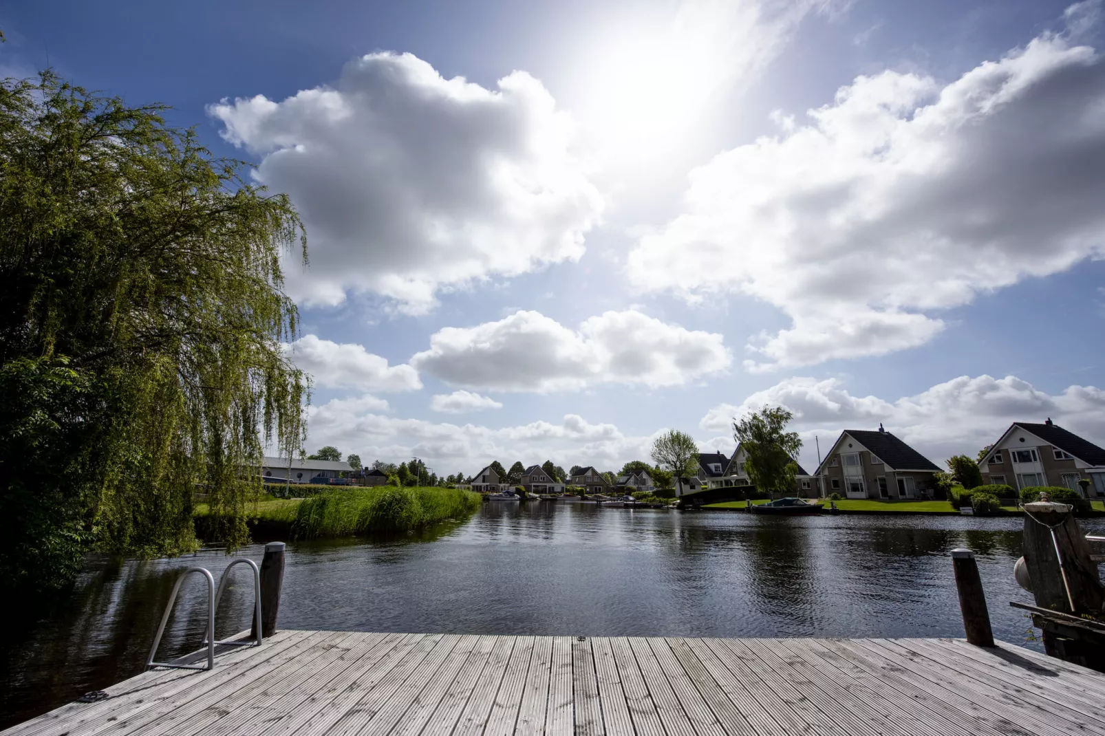 Villa aan het water in Terherne-Zones d'été à 1 km
