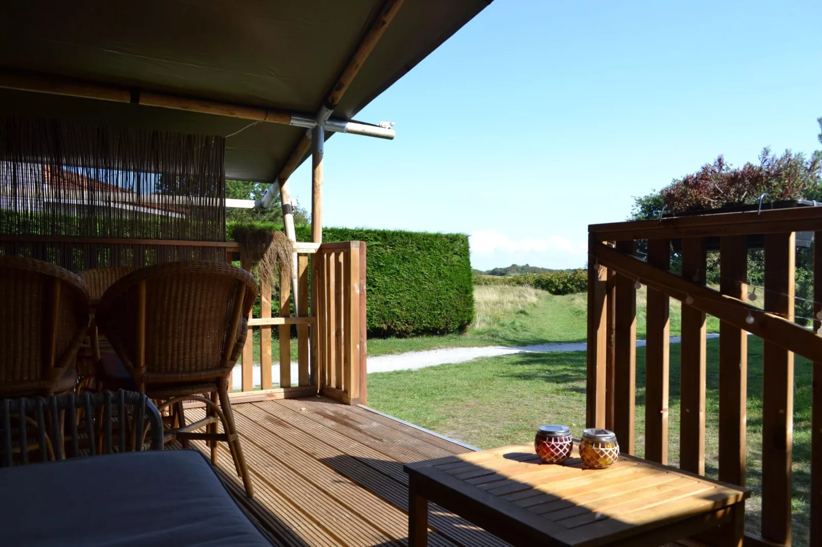 Luxe safaritent op Ameland-Terrace balcony