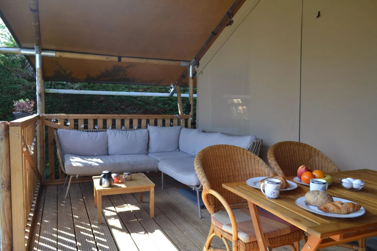 Luxe safaritent op Ameland-Living room