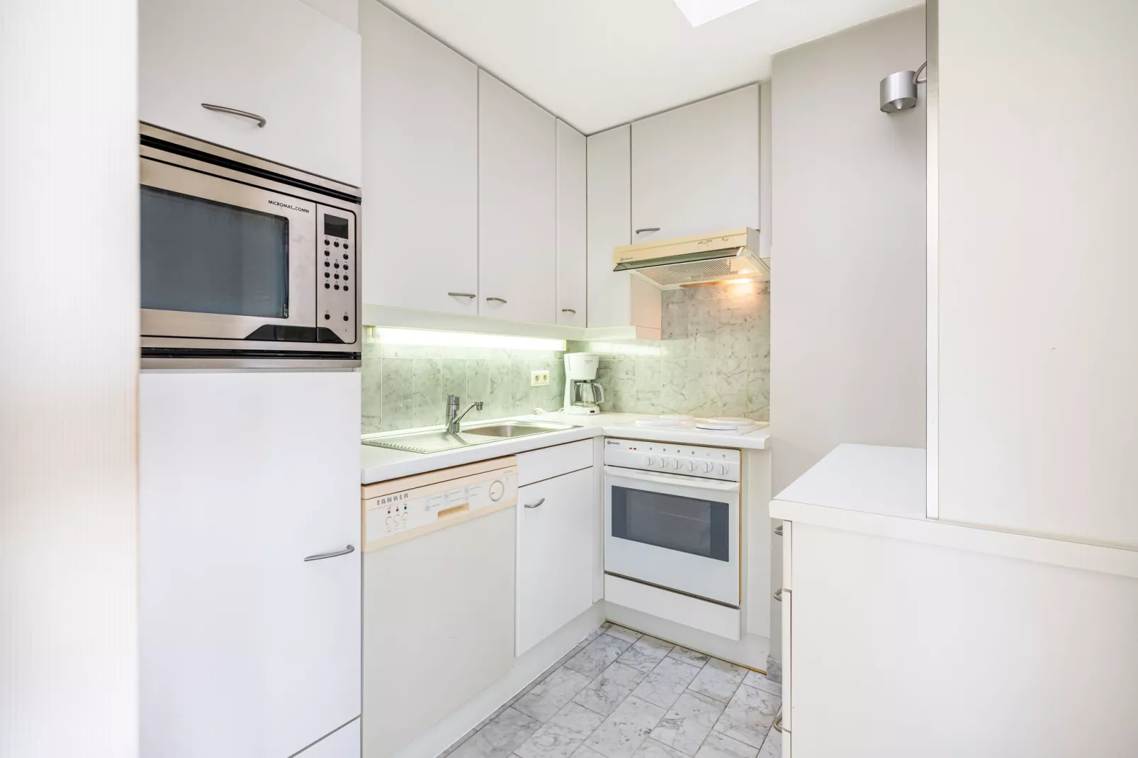 PLAZA J/2941-Kitchen