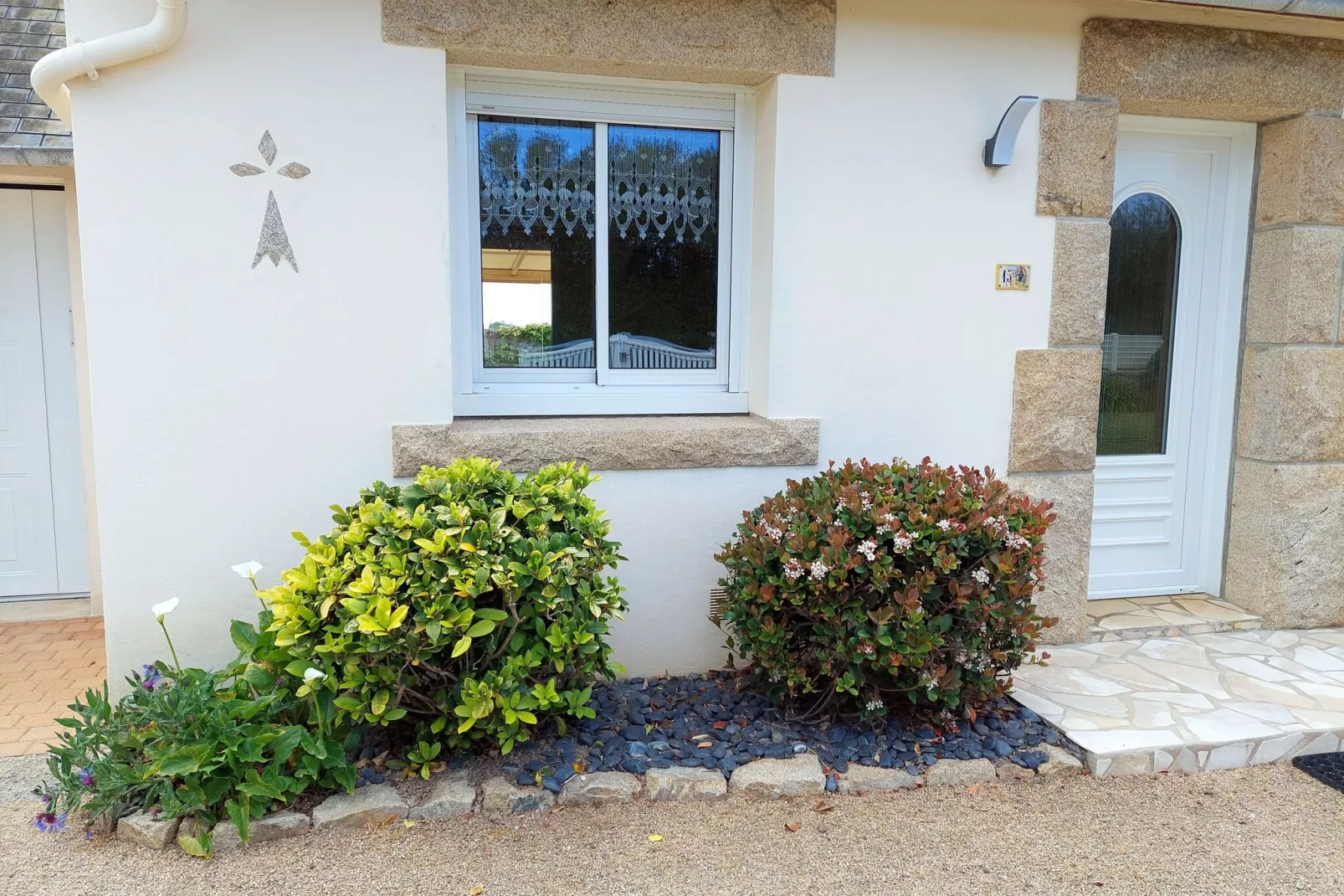 Bretonisches Ferienhaus in Strandnähe Plouescat-Gärten Sommer