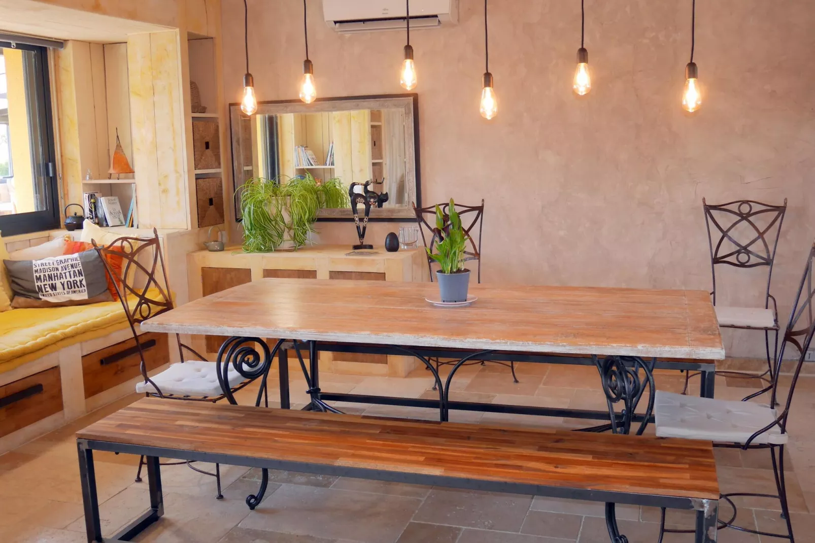 Ferienhaus mit Jacuzzi in Guisseny-Dining room