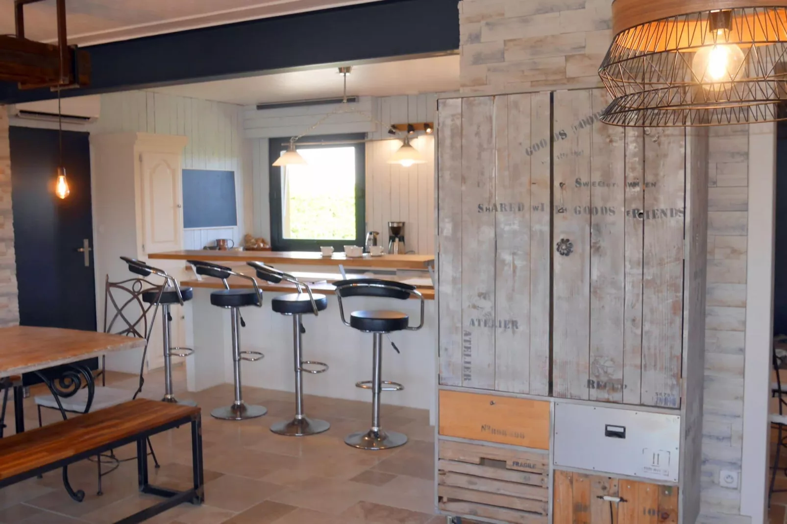 Ferienhaus mit Jacuzzi in Guisseny-Kitchen