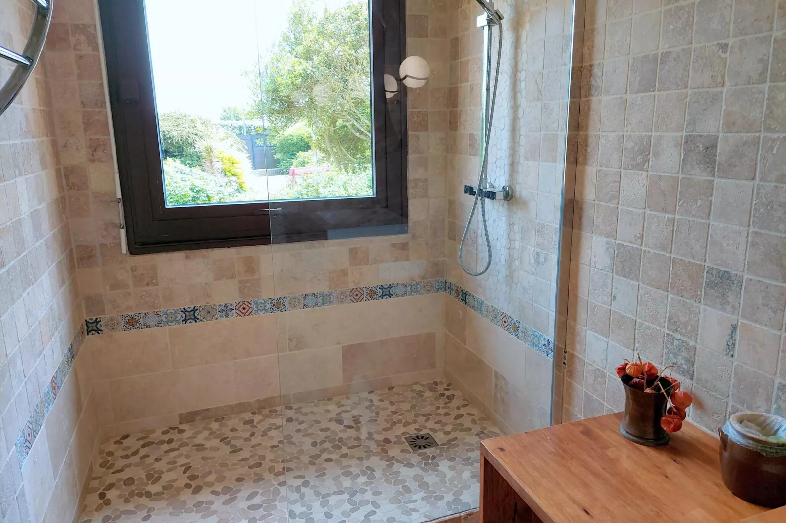 Ferienhaus mit Jacuzzi in Guisseny-Bathroom