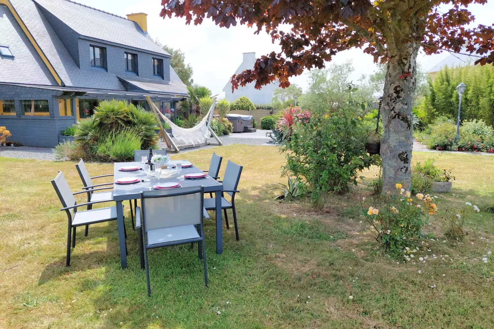 Ferienhaus mit Jacuzzi in Guisseny-Gardens summer