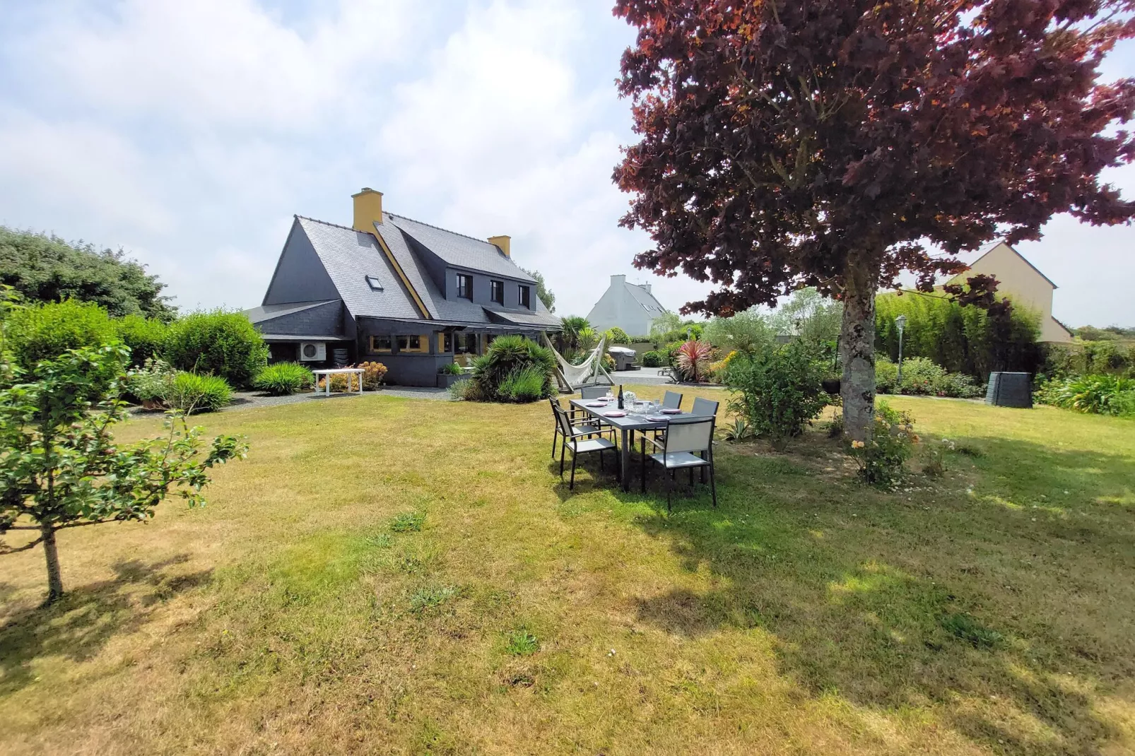 Ferienhaus mit Jacuzzi in Guisseny-Gardens summer